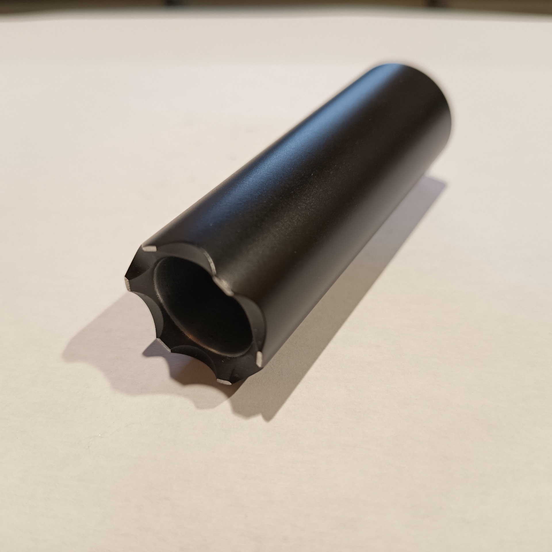 Embout PAK calibre .68 M8x0.75 Shock Defense bicolore noir et pointe alu argenté pour pistolet alarme. Usinage français.